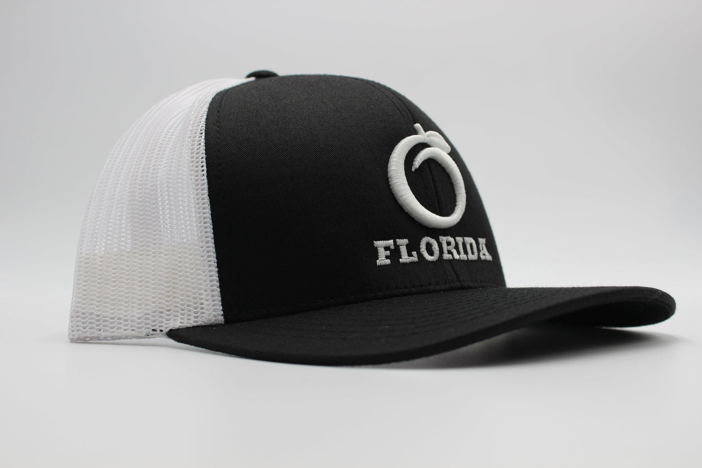The Ridge Trucker Black/White White logo